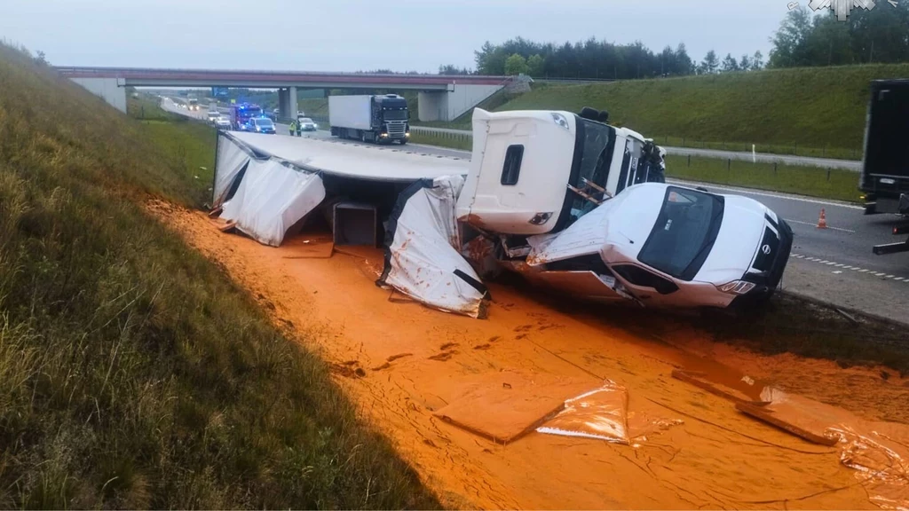 Na autostradzie A1 Z ciężarówki wyciekł sos pomidorowy Na autostradzie A1 Z ciężarówki wyciekł sos pomidorowy