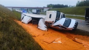 Nietypowy wypadek na autostradzie. Jezdnia w sosie pomidorowym 