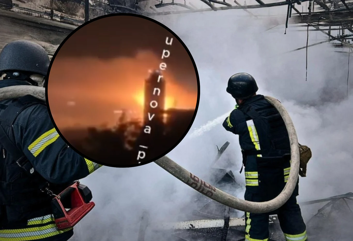 Pożar w rosyjskim mieście Jelec. To efekt nocnego ataku ukraińskich dronów Dwóch strażaków w pełnym umundurowaniu gasi pożar przy użyciu węża strażackiego, wokół unosi się gęsty dym. W okręgu widoczny jest rozbłysk światła, prawdopodobnie eksplozja lub efekt wybuchu, z napisem ułożonym w pionie 'supernova'.