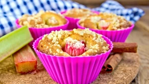 Znudziło ci się ciasto z rabarbarem? Zastąp je tym, a zniknie co do okruszka