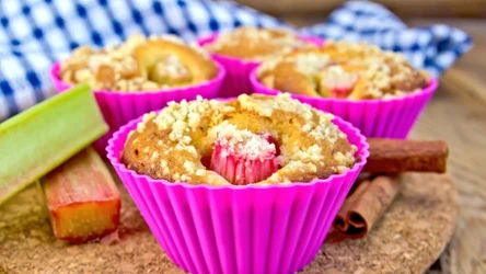 Rabarbarowe muffiny robi się łatwo i szybko. 