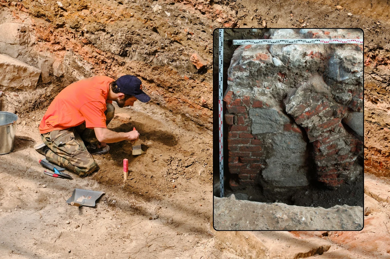 Nowe odkrycie archeologiczne w Stargardzie dotyczy jednego z elementów średniowiecznych fortyfikacji miasta. Zdjęcie ilustracyjne. Archeolog w pomarańczowej koszulce prowadzi wykopaliska, używając pędzelka do odkrywania fragmentów konstrukcji z cegieł i kamieni, obok narzędzia pracy oraz powiększone zdjęcie odkrytej struktury murów z miarką pomiarową.