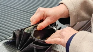 Egzekucja komornicza a emerytura. O ile i kiedy mogą zmniejszyć świadczenie?