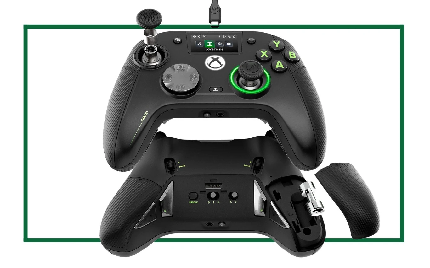 Nacon Revolution X Unlimited Czarny kontroler do konsoli Xbox ze szczegółowo ukazanymi elementami, takimi jak przyciski, analogi oraz zdejmowana tylna osłona, odsłaniająca wnętrze i możliwość wymiany baterii.
