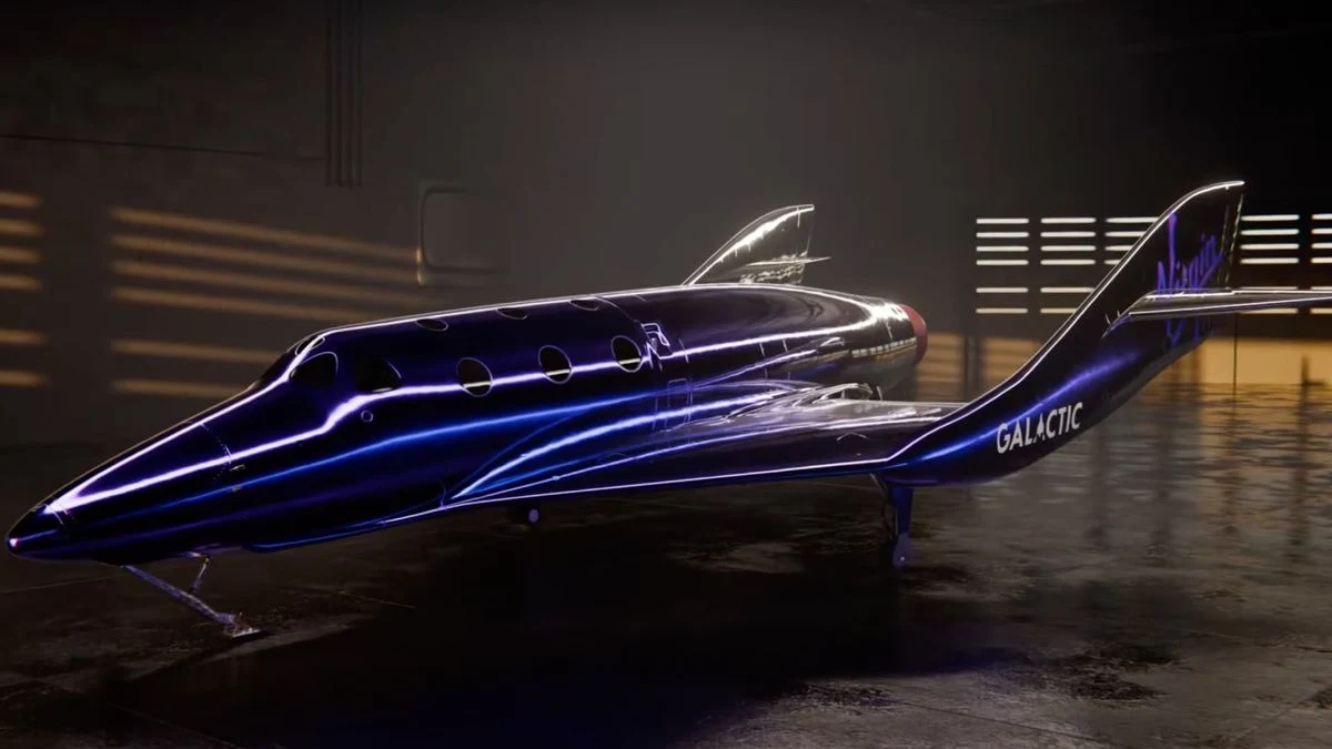 Futurystyczny odrzutowiec o eleganckim, ciemnym wykończeniu z jasno podświetlonymi krawędziami, osadzony w industrialnym, słabo oświetlonym hangarze, z widocznym napisem 'GALACTIC' na ogonie.