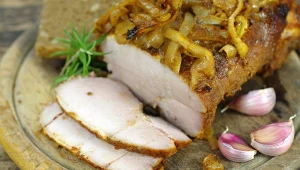 Przyjemnie kruchy i soczysty schab. Nie zgadniesz, w czym go piekę