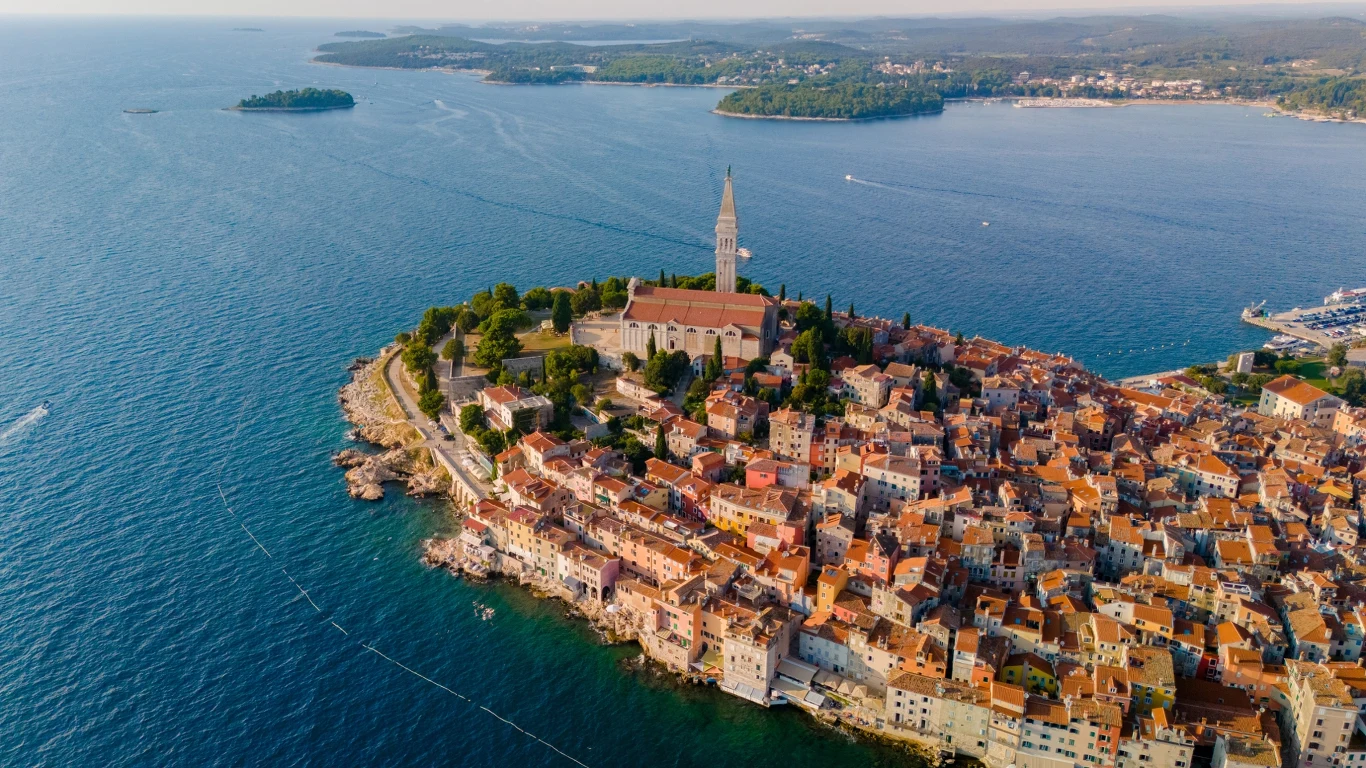 Chorwacja to uwielbiane wśród Polaków miejsce na wakacje. Szczególnym uznaniem cieszy się Dalmacja, ale swoją uwagę warto również skierować na Istrię.