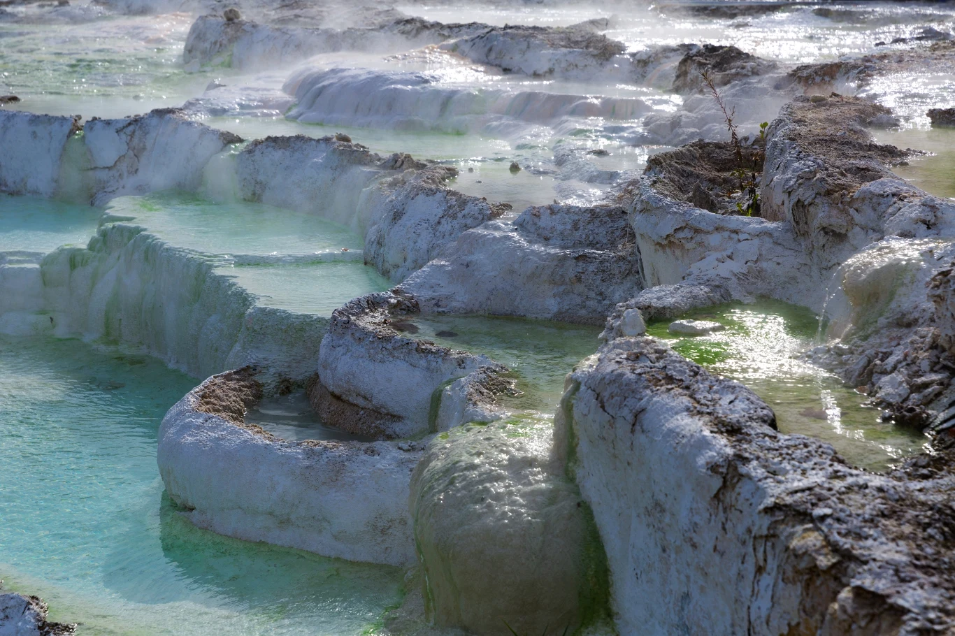 Nie bez powodu Egerszalók nazywane jest tureckim Pamukkale Naturalne tarasy wapienne wypełnione turkusową wodą, parujące pod wpływem ciepła, otoczone surową, skalistą powierzchnią.