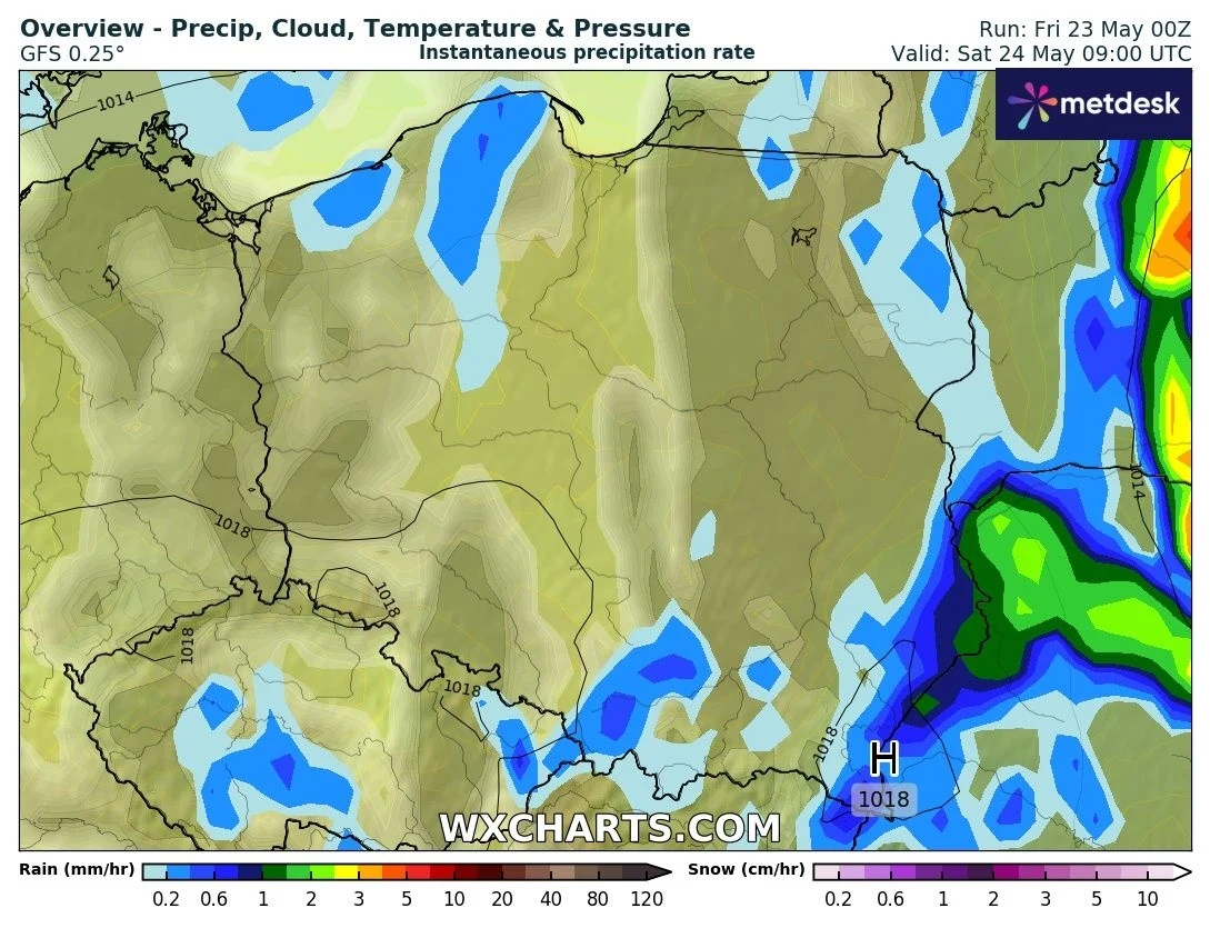 Mapa Europy Środkowej z zaznaczonymi obszarami opadów deszczu, chmurami oraz frontem atmosferycznym, z wyraźnie widoczną strefą opadów na południowym wschodzie i wysokim ciśnieniem oznaczonym literą H.