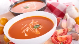 Przepis na tradycyjną zupę pomidorową. Nietypowy dodatek robi robotę
