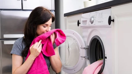 Świeże pranie z pralki może na dłużej zatrzymać piękny zapach. Wystarczy zastosować tę domową mieszankę z trzech składników. 