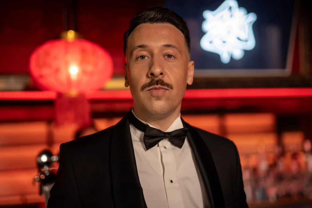 Avi prezentuje teledysk "Blackjack"