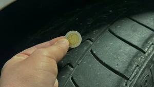 Włóż monetę w oponę. Jeśli widzisz to, mandat masz w kieszeni