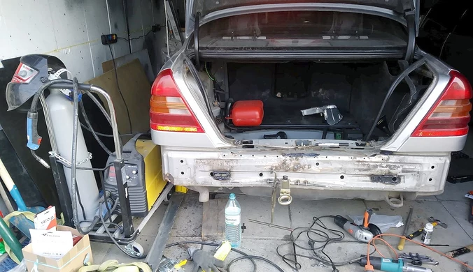 Handlarze nie bawią się już w szpachlę. Co robią z autami po wypadku?