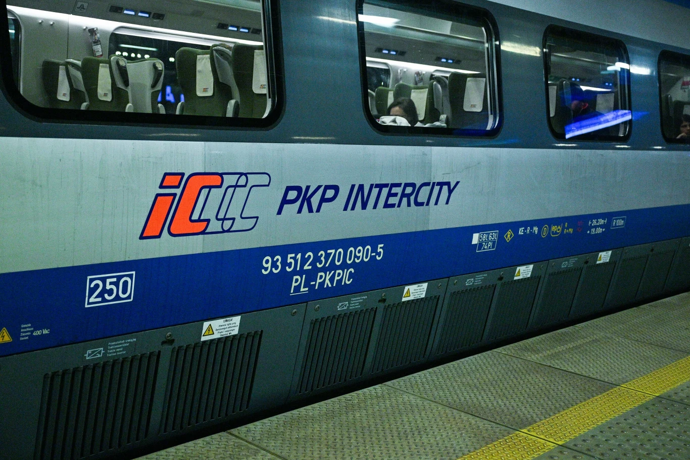 PKP przygotowało nowy rozkład. Na pasażerów czeka wiele nowości. Boczna część nowoczesnego pociągu PKP Intercity stojącego na peronie, z wyraźnym oznaczeniem numeru składu, logotypem i widocznymi oknami wagonu typu IC.