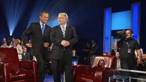 Donald Tusk i Lech Kaczyński podczas debaty wyborczej w 2005 roku w Telewizji Polsat