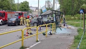 Gdynia. Samochód wjechał w przystanek. Dwie kobiety trafiły do szpitala