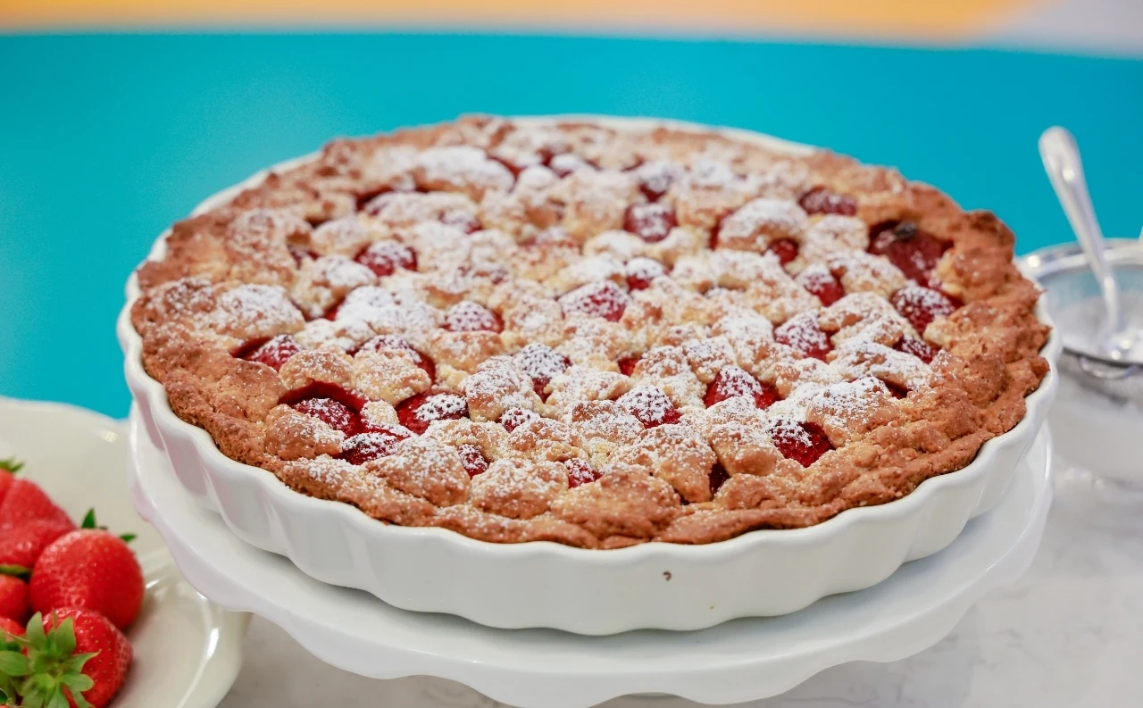 Ciasto Ewy Wachowicz z truskawkami