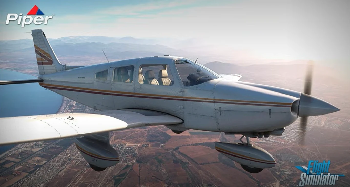 Piper PA-28 Cherokee Niewielki samolot Piper leci nad krajobrazem z wybrzeżem i górami w tle, wykonany w wysokiej jakości grafice komputerowej widocznej w grze Flight Simulator.