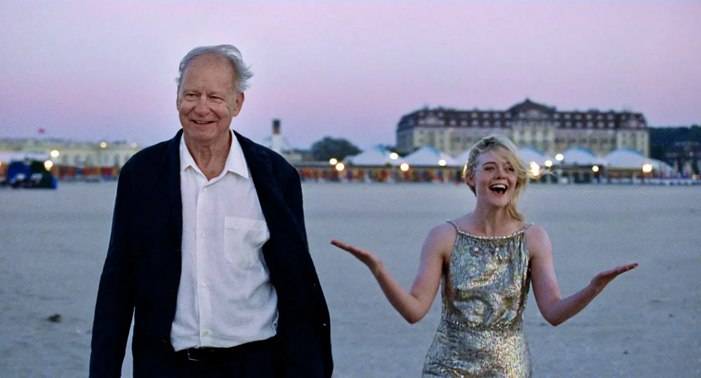 Stellan Skarsgård i Elle Fanning w scenie z filmu "Wartość sentymentalna"