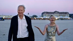 Stellan Skarsgård i Elle Fanning w scenie z filmu "Sentimental Value"