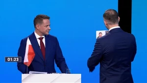 Nawrocki nagle podszedł do Trzaskowskiego. Wyciągnął zdjęcie 