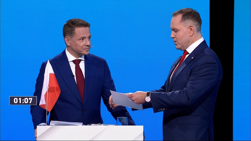 Rafał Trzaskowski wniósł do studia flagę, a Karol Nawrocki zdjęcie Rafał Trzaskowski wniósł do studia flagę, a Karol Nawrocki zdjęcie