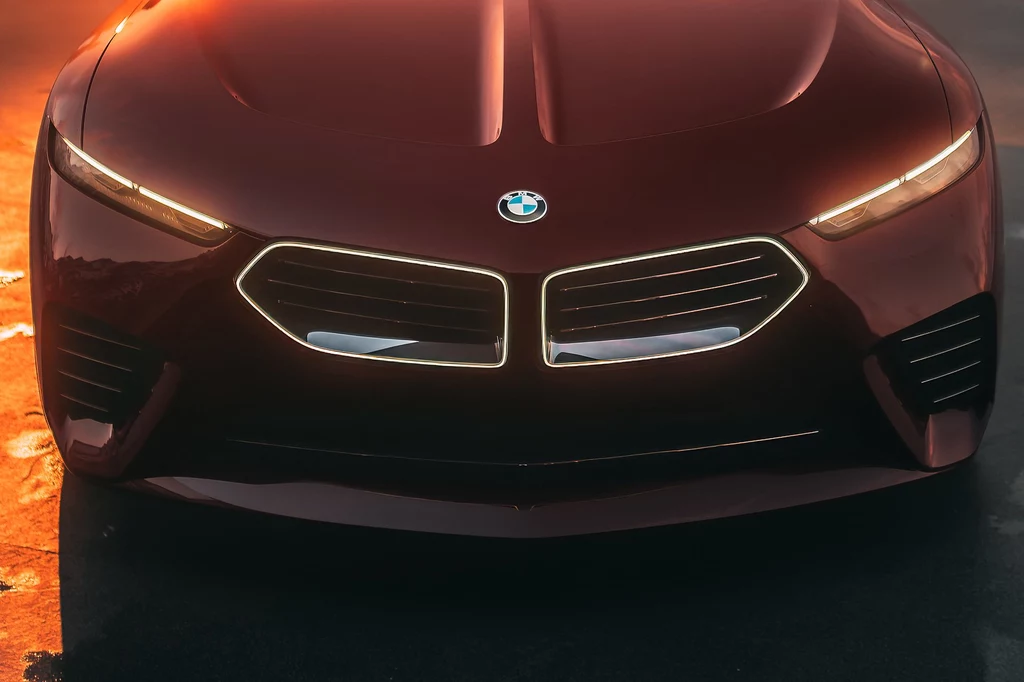 Nowy język stylistyczny BMW – smukłe reflektory i dwuczęściowa osłona chłodnicy zintegrowana z powierzchnią nadwozia. Nowy język stylistyczny BMW – smukłe reflektory i dwuczęściowa osłona chłodnicy zintegrowana z powierzchnią nadwozia.