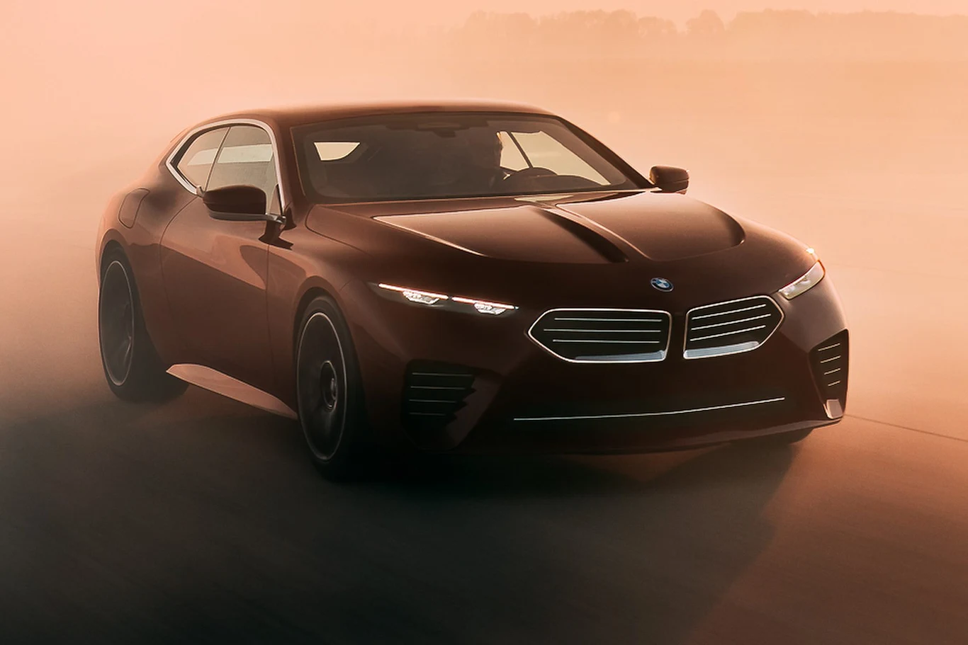 Luksusowy samochód marki BMW w ciemnoczerwonym kolorze jedzie po asfaltowej nawierzchni w lekkiej mgle lub oparach, w tle rozmyte kontury krajobrazu.