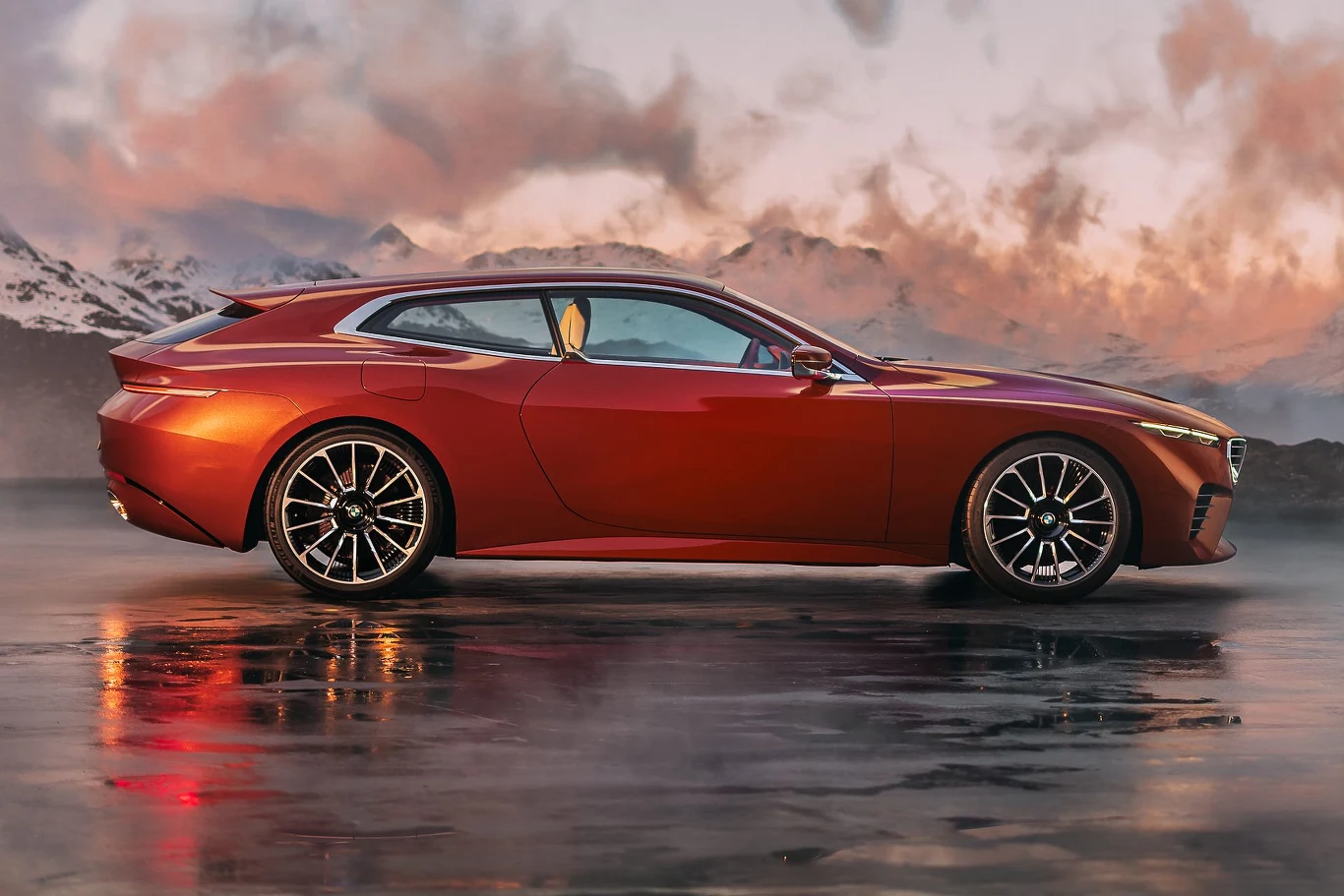 Sportowy samochód o czerwonym kolorze na tle ośnieżonych gór i chmur, stojący na mokrej nawierzchni, z odbiciem sylwetki pojazdu na ziemi.