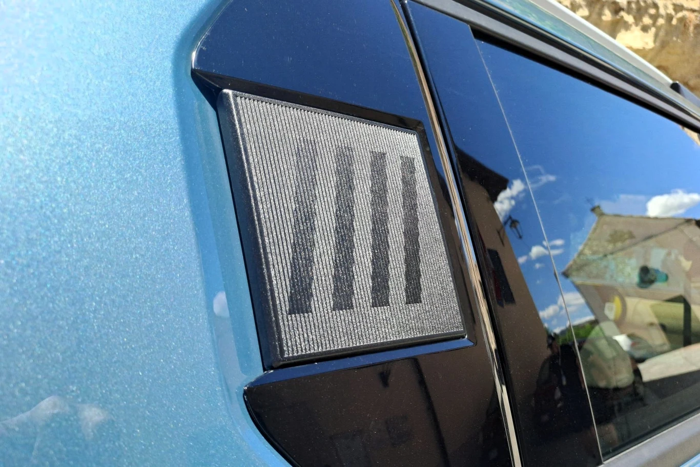 Grande Panda w różny sposób nawiązuje do historii włoskiej marki. Przykładowo za tylnymi drzwiami możemy znaleźć oznaczenie nawiązujące do starego logo Fiata. Czarna kratka wentylacyjna zamontowana na błękitnym samochodzie, odbijająca fragment nieba z chmurami oraz elementy otoczenia.