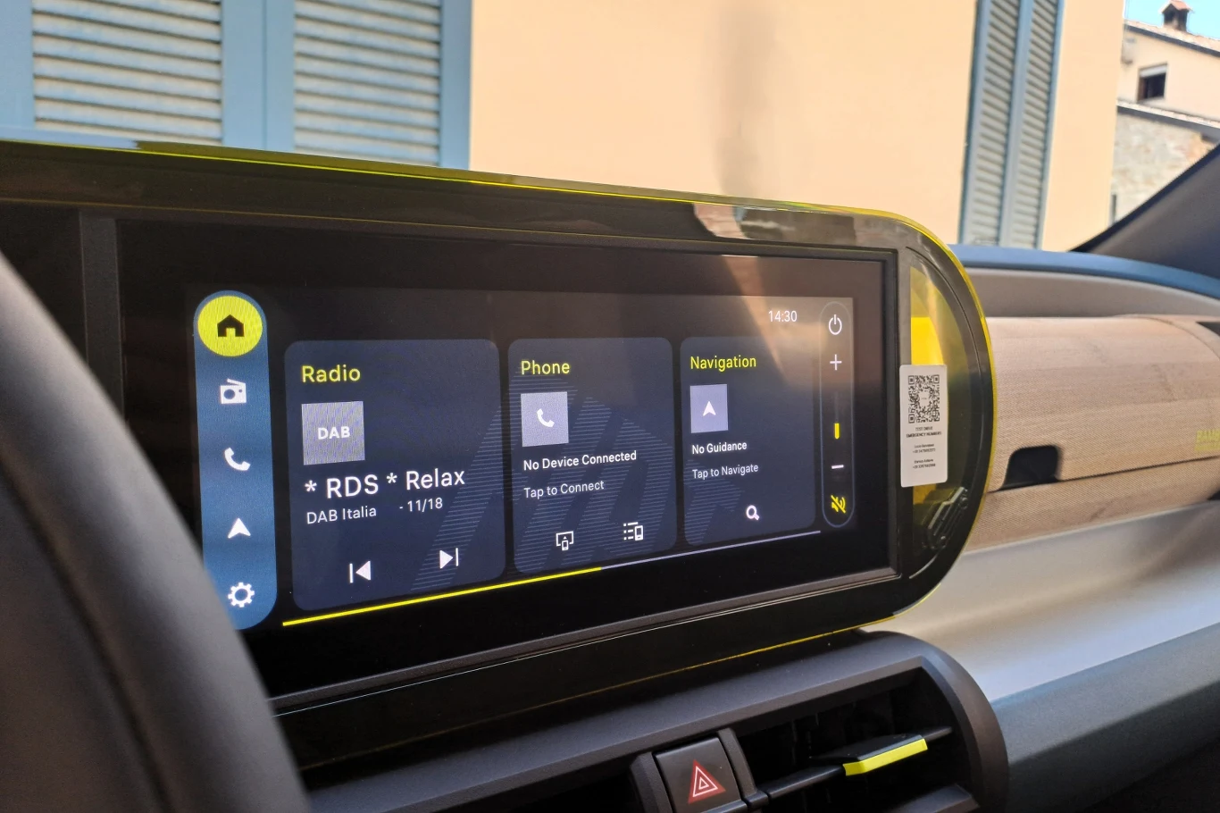 Do obsługi multimediów służy ekran o przekątnej 10,25 cala. Nie jest on jednak oferowany w standardzie. Nowoczesny dotykowy panel sterowania samochodu wyświetlający menu z opcjami radia, telefonu i nawigacji, widoczny fragment wnętrza auta oraz przycisk awaryjnych świateł pod ekranem.