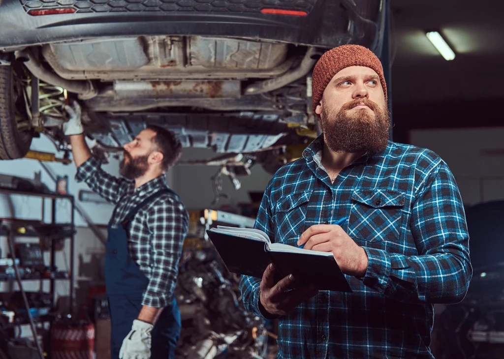 Mechanicy zwracają uwagę, że stosowanie się do zaleceń producenta w kwestii wymiany oleju może rodzić problemy Mechanicy zwracają uwagę, że stosowanie się do zaleceń producenta w kwestii wymiany oleju może rodzić problemy
