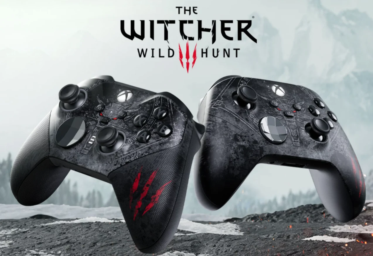 Kontrolery Xboxa inspirowane Wiedźminem na celowniku spekulantów Dwa kontrolery do konsoli Xbox z motywem graficznym z gry Wiedźmin 3: Dziki Gon na tle mglistych gór i logo gry.
