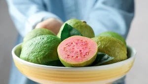 Gujawa ma wiele właściwości zdrowotnych. Można spożywać ją na surowo lub pić napar z jej liści