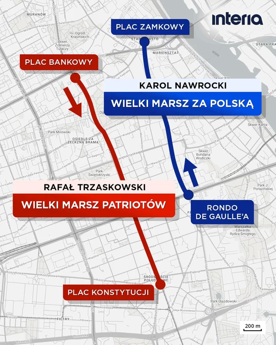 Mapa trasy niedzielnych marszów w Warszawie Mapa Warszawy z oznaczonymi trasami dwóch marszów, zaznaczonymi na czerwono i niebiesko, wraz z nazwiskami organizatorów oraz kluczowymi punktami orientacyjnymi, takimi jak Plac Bankowy, Plac Konstytucji, Plac Zamkowy i Rondo de Gaulle’a.