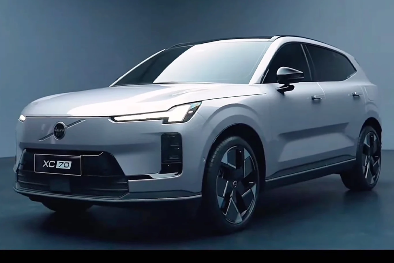 Póki co nowe Volvo XC70 będzie dostępne wyłącznie w Chinach Nowoczesny samochód typu SUV Volvo XC70 w jasnoszarym kolorze, wyeksponowany w minimalistycznym, dobrze oświetlonym studiu, podkreślono designerskie reflektory LED, aerodynamiczną linię nadwozia i duże felgi.