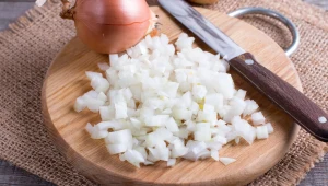Sekret krojenia cebuli. Co zrobić, by nie płakać podczas gotowania?