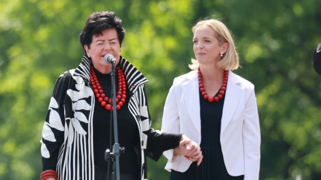 Joanna Senyszyn przekazała Małgorzacie Trzaskowskiej czerwone korale Joanna Senyszyn przekazała Małgorzacie Trzaskowskiej czerwone korale
