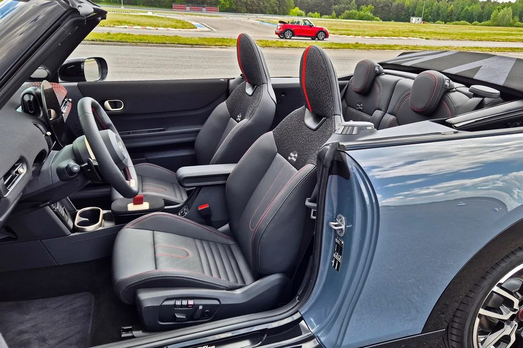 Mini John Cooper Works mają ciekawą tapicerkę, ale niestety nie można wybrać żadnej innej Mini