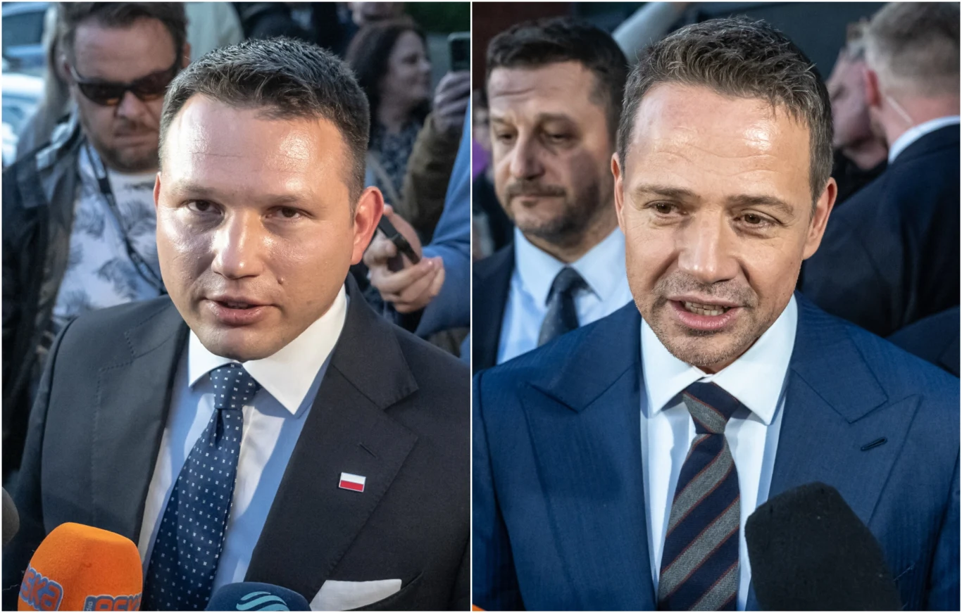 Sławomir Mentzen i Rafał Trzaskowski Dwóch mężczyzn w garniturach odpowiada na pytania dziennikarzy przed mikrofonami, w tle widoczni inni ludzie oraz fotoreporterzy