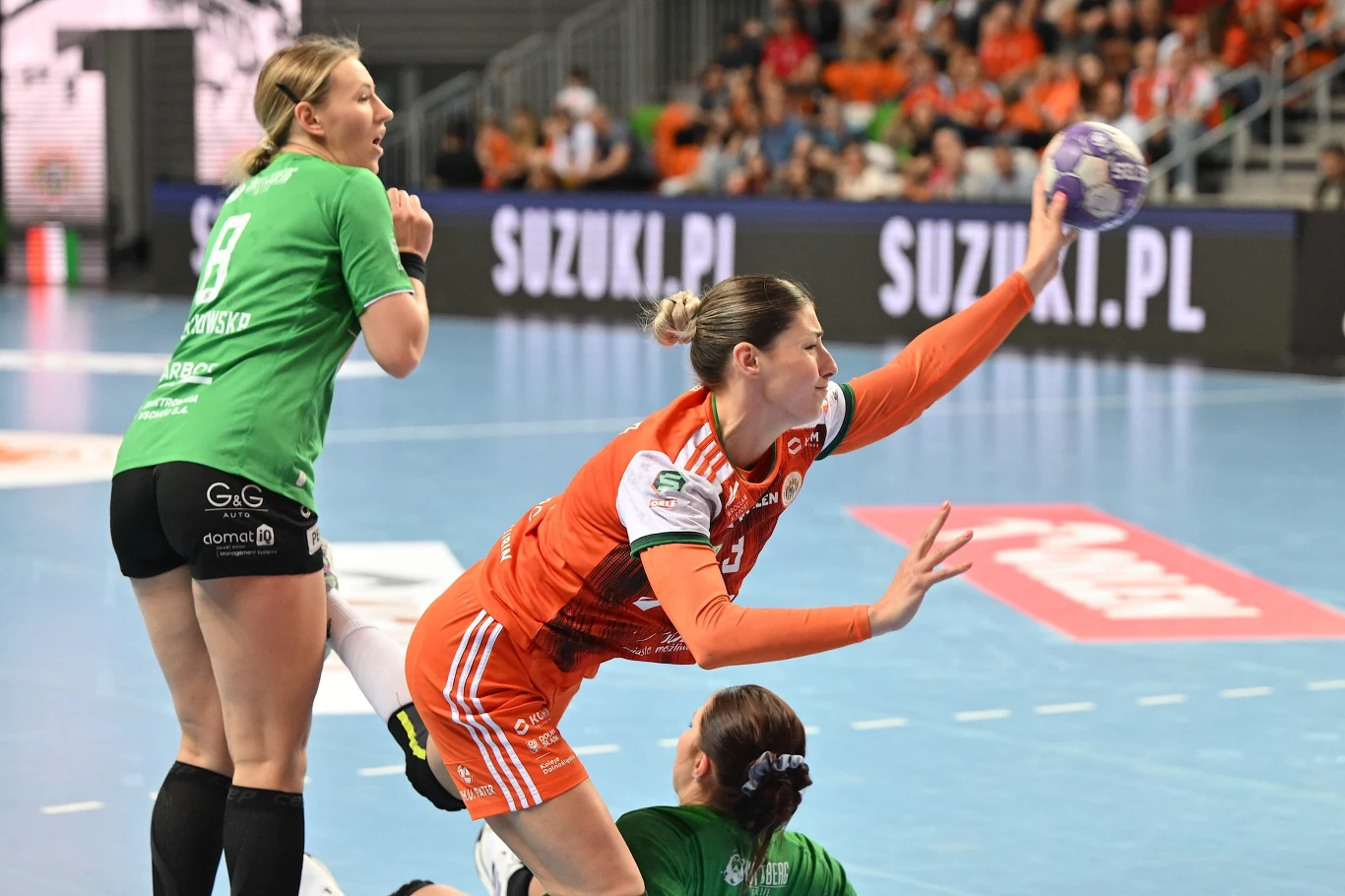 Kinga Jakubowska (w środku) w meczu z PGE MKS FunFloor Lublin Kinga Jakubowska (w środku) w meczu z PGE MKS FunFloor Lublin