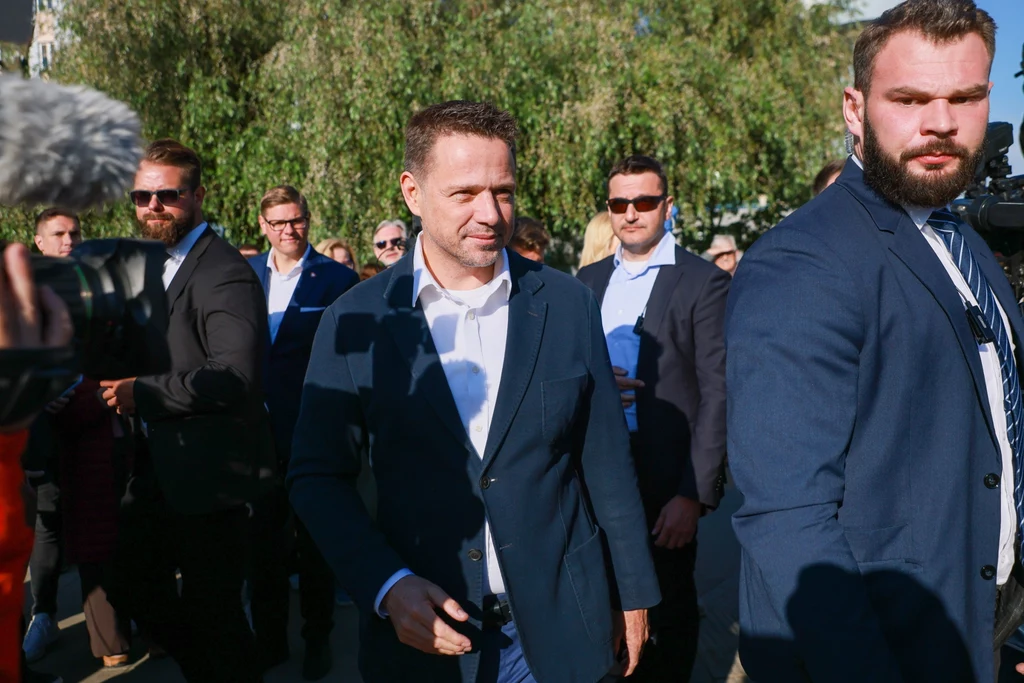 Rafał Trzaskowski na spotkaniu z dziennikarzami przy metrze Kabaty Rafał Trzaskowski na spotkaniu z dziennikarzami przy metrze Kabaty