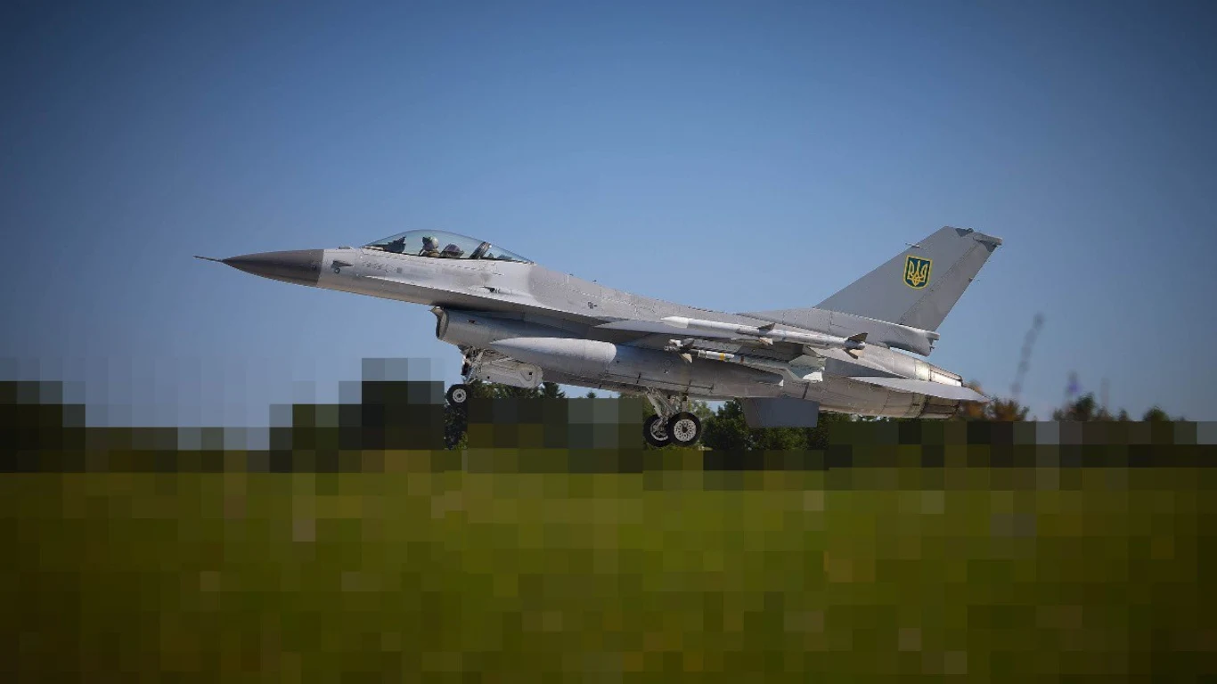 Samoloty F-16 są regularnie wykorzystywane blisko frontu do zwalczania rosyjskich samolotów, walki elektronicznej oraz wspierania sił lądowych. Od pierwszych dostaw w sierpniu 2024 roku Siły Powietrzne Ukrainy straciły trzy myśliwce Samolot myśliwski F-16 w barwach ukraińskich podczas startu lub lądowania na pasie lotniska, podwozie opuszczone, tło stanowi pas zieleni i rozmyte niebo.