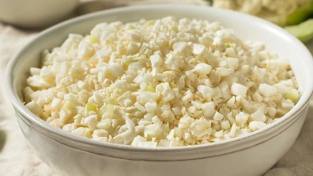 Kalafior w diecie seniora to obowiązkowe warzywo, które wpływa na lepszą pamięć. Pokruszony jest świetnym zamiennikiem ryżu