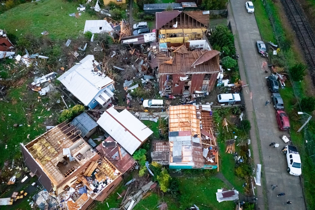 Zniszczone przez tornado domy w Puerto Varas w Chile. W uderzeniu żywiołu ucierpiało 8 osób, a 250 budynków zostało uszkodzonych Zniszczone przez tornado domy w Puerto Varas w Chile. W uderzeniu żywiołu ucierpiało 8 osób, a 250 budynków zostało uszkodzonych