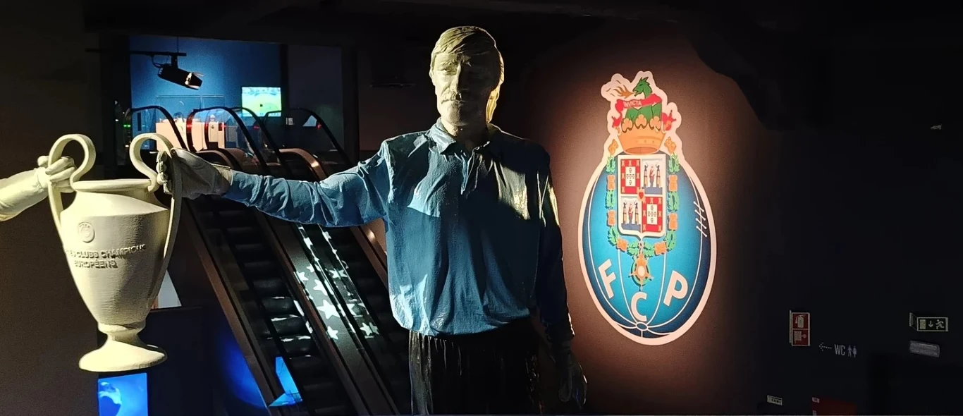 Posąg Józefa Młynarczyka trzymającego Puchar Europy w klubowym muzeum FC Porto