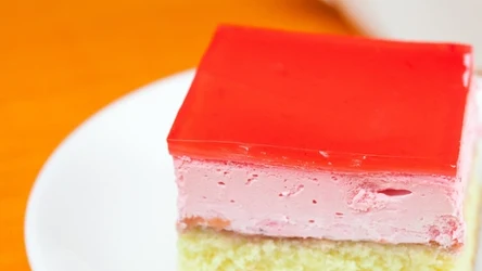 Trzywarstwowe ciasto Promyczek z truskawkami i galaretką 