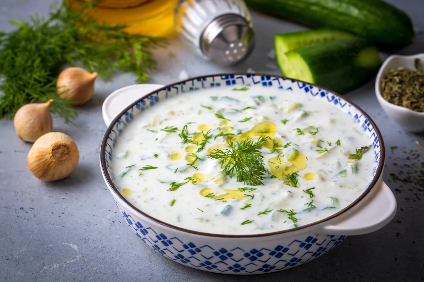 Pasta benedyktyńska to połączenie kremowego serka, ogórka i koperku Pasta benedyktyńska to połączenie kremowego serka, ogórka i koperku
