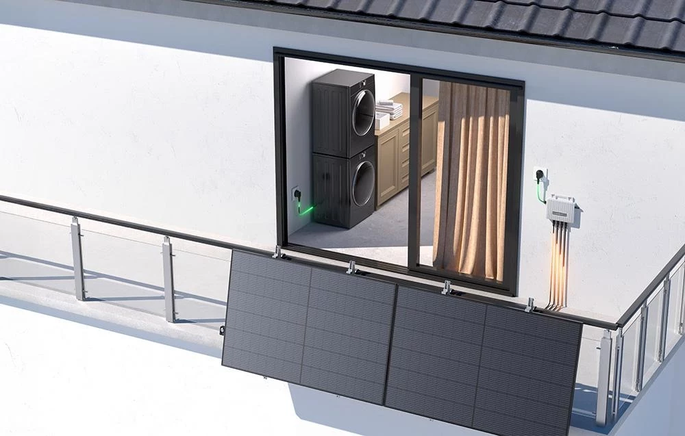 Aplikacja EcoFlow umożliwia monitorowanie produkcji i zużycia energii Panele fotowoltaiczne zamontowane na balkonie domu, podłączone przewodami do instalacji elektrycznej wewnątrz, w tle widoczna pralnia z pralką i suszarką ustawionymi jedna na drugiej oraz zasłona w oknie.